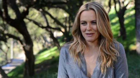 Alicia Silverstone poses nude for PETA: ‘I’d rather go naked than。